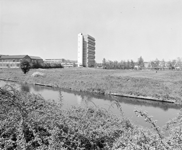 882418 Gezicht op een open terrein aan de Kardinaal de Jongweg te Utrecht, met centraal een studentenflat op het Van ...